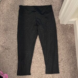 Onzie Black Cropped Leggings with Subtle Croc Texture size m/l